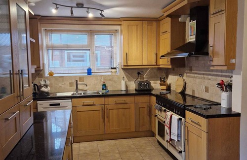 Hereford House | HEREFORD CITY – Goldcrest House: 4-Bed with Parking Near River Wye, Sleeps 7