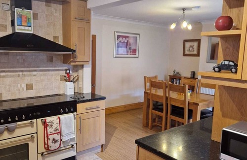 Hereford House | HEREFORD CITY – Goldcrest House: 4-Bed with Parking Near River Wye, Sleeps 7