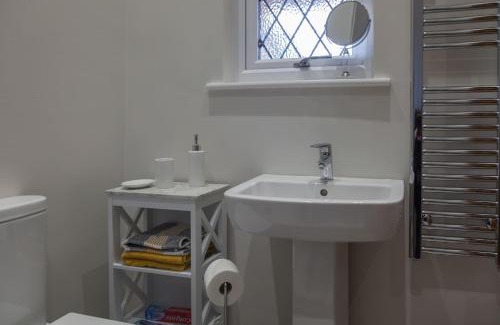 Hereford Apartment | Herefordshire - Little Oak - Charming Cottage in Rural Location North of Hereford - Sleeps 2 Guets - Ideal For A Cozy Trip Away - Hosted By RENTMYHOUSE