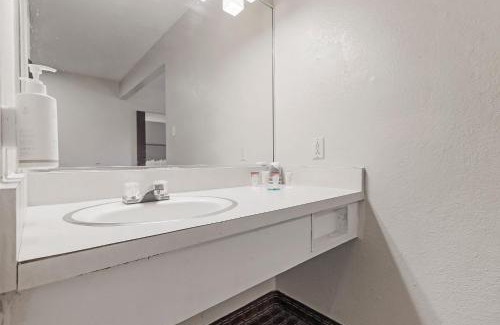 Hayward Hotel | Heritage Inn Express Hayward