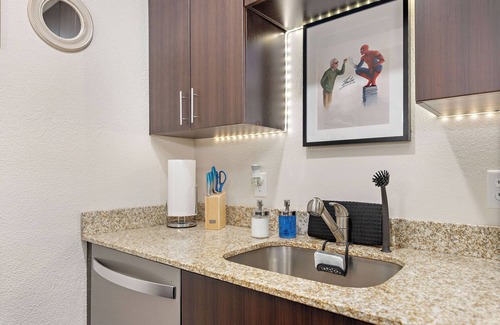 Prairie Village Apartment | Hero HQ KING BD No Stairs WiFi Covered Parking Feel Secure and comfortable