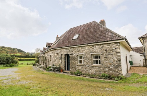 Llandeilo Cottage | HERON HOUSE, pet friendly, character holiday cottage in Llandeilo