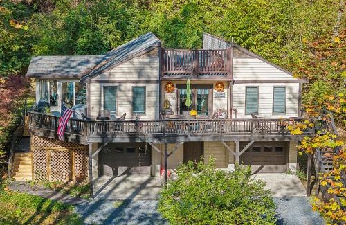 Great Cacapon House | Herons Rest - Riverfront, Fire Pit, All seasons Porch, Grill, Games, Fishing, Deck, Wifi, River view