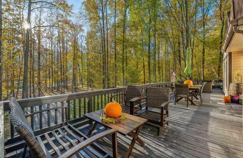 Great Cacapon House | Herons Rest - Riverfront, Fire Pit, All seasons Porch, Grill, Games, Fishing, Deck, Wifi, River view