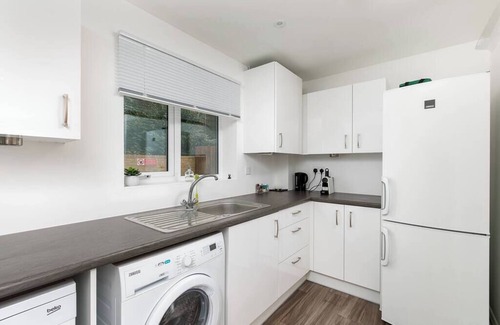 Hertford Apartment | Hertford Modern 2-Bedroom Flat Full Furnished TV 2 Bathrooms Full Kitchen