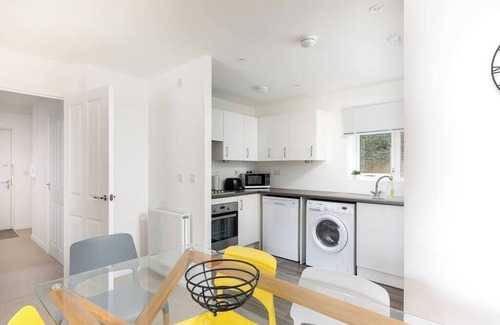 Hertford Apartment | Hertford Modern 2-Bedroom Flat Full Furnished TV 2 Bathrooms Full Kitchen