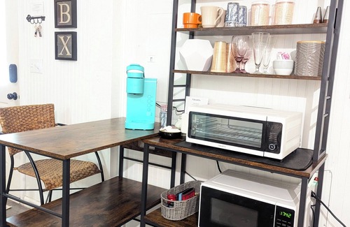 Kitty Hawk Apartment | HEY, GET A ROOM! Couples Getaway : Bikes, beach chairs, umbrella :Central locale