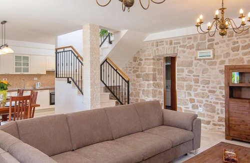 Loviste House | HH Lovište Three Bedroom Holiday Home,Pool&SeaView