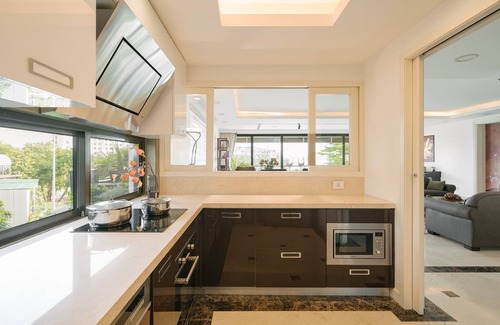 Quang An Apartment | Hi-end 3-bedroom apartment with Lakeview, AC, fitness room in Hanoi