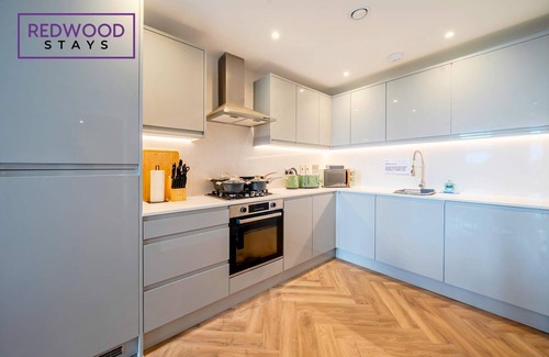 Rushmoor District Apartment | Hi-Speed WiFi, 55 Inch 4K TV, FREE Parking