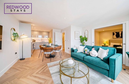 Rushmoor District Apartment | Hi-Speed WiFi, 55 Inch 4K TV, FREE Parking