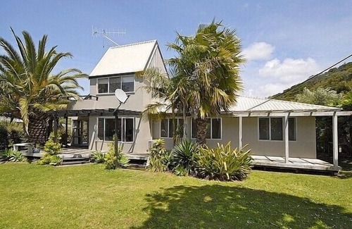 Matapouri Cottage | Hibiscus - Matapouri Holiday Home