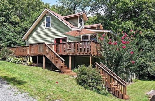 Gerton Cabin | Hickory Nut Hideaway by AvantStay | Mountain Views