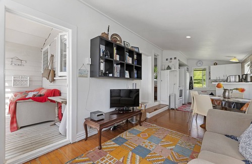 Langs Beach Cottage | Hidden Cove Gem - Langs Beach Holiday Home