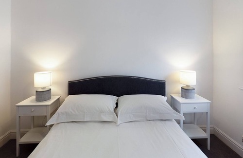 Cheltenham House | Hidden Gem | Free Parking | Wi -Fi | Courtyard