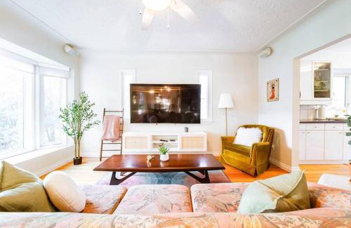 Edmonton House | Hidden Gem Home-HotTub-Firetable-King Bed-BBQ -Deck