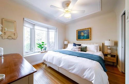 Edmonton House | Hidden Gem Home-HotTub-Firetable-King Bed-BBQ -Deck