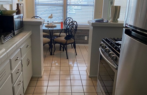 Belmont Shore Apartment | Hidden gem of Belmont Shores