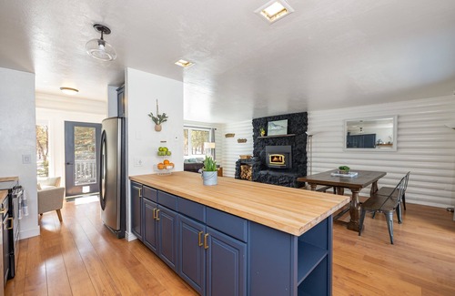 Flagstaff Cabin | Hidden Gem! Private & Quiet Log Cabin, 5 acres of Pines & Oaks.