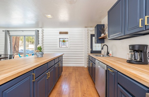 Flagstaff Cabin | Hidden Gem! Private & Quiet Log Cabin, 5 acres of Pines & Oaks.