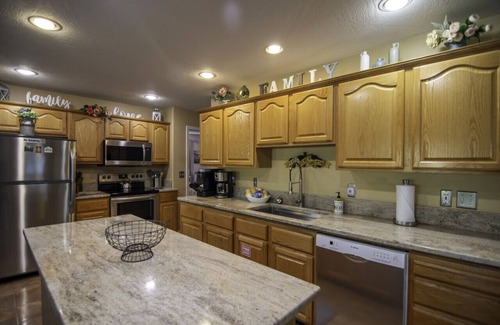 Crescent City House | Hidden gem vacation home on Smith River! 15min from Ocean & Redwoods State Park!