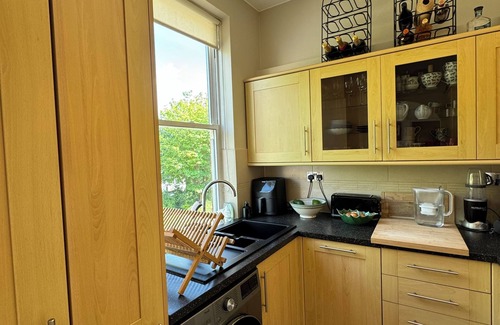 Parsons Green and Walham Apartment | Hidden Gem w/Private Terrace, Fulham Broadway!