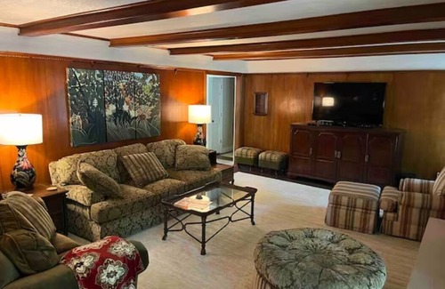 Norman House | Hidden Jewel! Walk to OU, Hot Tub, Pool Table, Huge back yard, Outdoor Fireplace