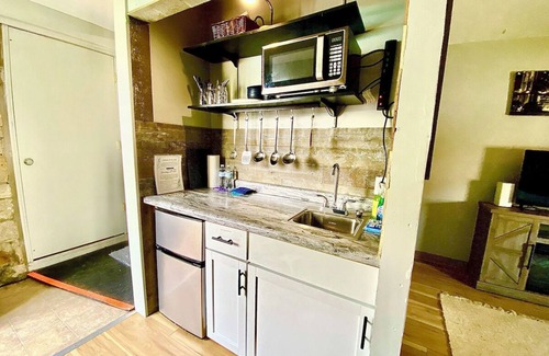 Port Clinton Apartment | Hidden Studio Retreat + Walk to Jet Express+Dining