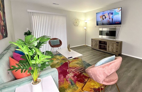 St. Charles Apartment | HiddenJewel*FirePlace*KingBed*InviteLongTermStays-10 min from StreetsofStCharles