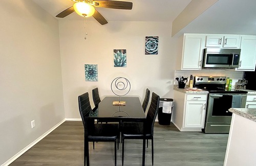 St. Charles Apartment | HiddenJewel*FirePlace*KingBed*InviteLongTermStays-10 min from StreetsofStCharles