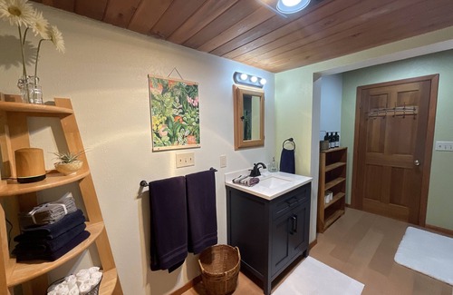 Western Cottage | Hideaway Hedge Guest Suite - 8 Min from U of O & Downtown - 20 from the airport