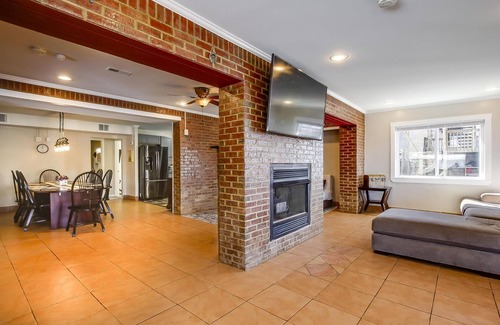 Prospect House | Hideaway on the River: Amazing Views, Pirate Ship, Fire Pit, Fast Wi-Fi, Bourbon