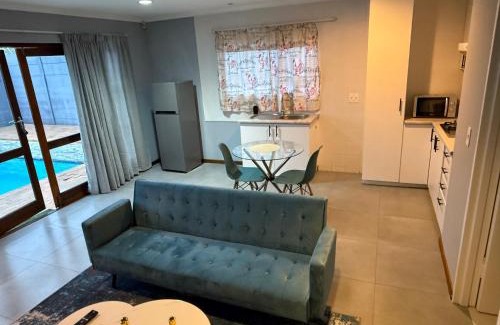 Parklands House | Hideaway-Poolside Comfort cottage 3km to the Beach