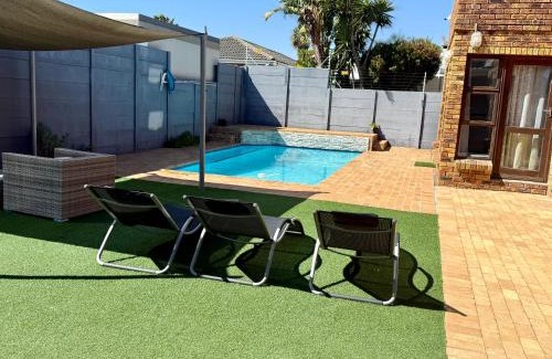 Parklands House | Hideaway-Poolside Comfort cottage 3km to the Beach