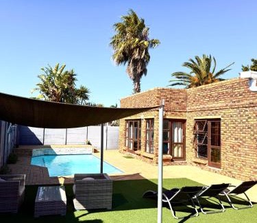 Parklands House | Hideaway-Poolside Comfort cottage 3km to the Beach