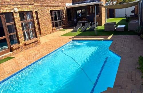 Parklands House | Hideaway-Poolside Comfort cottage 3km to the Beach