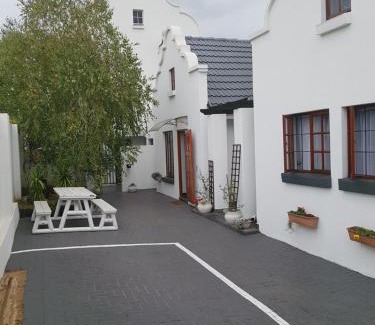 Ekurhuleni Bed & Breakfast | Hiflyerz Guest House