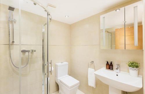 Birmingham City Centre House | High End Luxury Townhouse in JQ, 4 Bedrooms, Flat screen TV in all rooms, Free Parking, Near Birmingham City Centre DEPOSIT REQUIRED