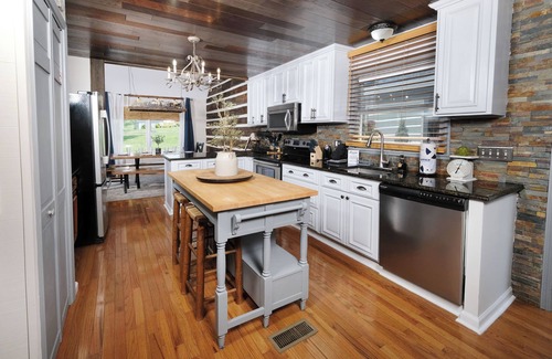 Sevierville Ski Chalet | High end, pet friendly 2br w/game room and fenced-in yard!