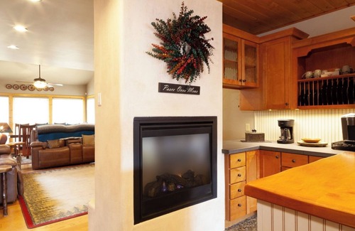 Red River House | High Expectations - In Town - New Property! - Fireplace - Adjustable Bed - Fence