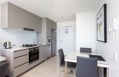 Surfers Paradise Apartment | High-level Ocean and beach View Apartment