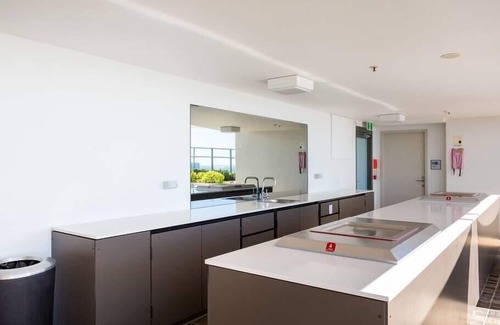 Surfers Paradise Apartment | High-level Ocean and beach View Apartment