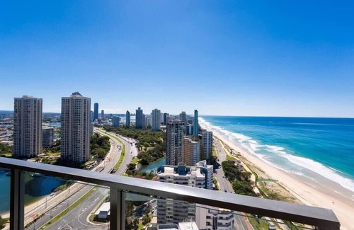 Surfers Paradise Apartment | High-level Ocean and beach View Apartment