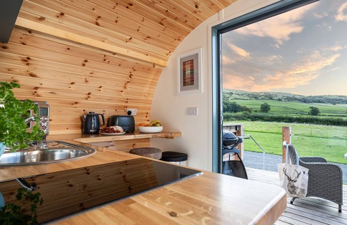 Grange-over-Sands Cottage | HIGH LONGLANDS, romantic, with hot tub in Cartmel