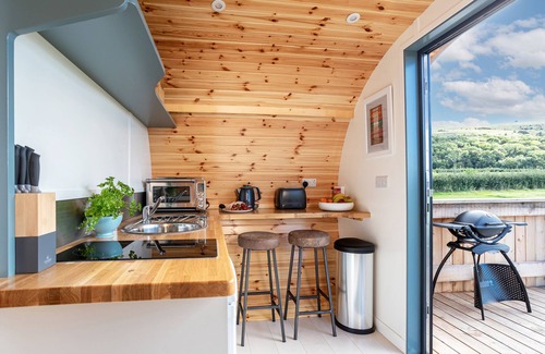Grange-over-Sands Cottage | HIGH LONGLANDS, romantic, with hot tub in Cartmel