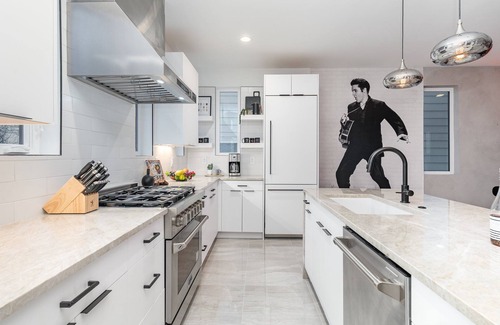 Katie Hill Neighborhood Cottage | High Note-2 Rooftop Decks-3 Mins to Broadway