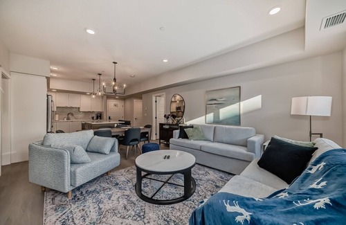 Dead Man's Flats Apartment | High rise Lux 2-B apartment near Canmore Banff-Pool -hot tub- gym -