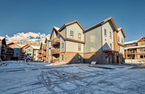 Dead Man's Flats Apartment | High rise Lux 2-B apartment near Canmore Banff-Pool -hot tub- gym -