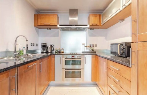 Canary Wharf Apartment | High -Rise waterfront Apartment