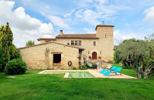 Castellet Villa | High standard holiday villa in town close to Barcelona